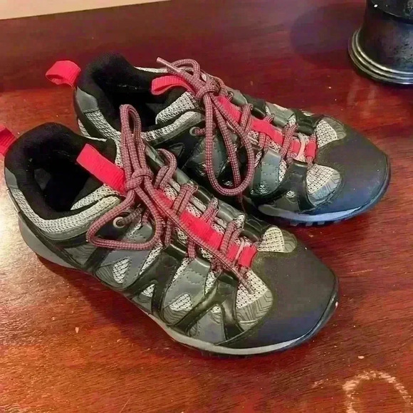 Merrel boys size 6 trail chaser shoe. Worn twice. Excellent condition. Red/black - Picture 6 of 7